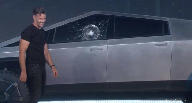 Khoe kính xe Cybertruck siêu bền, CEO của Tesla "choáng váng" ngay sau đó