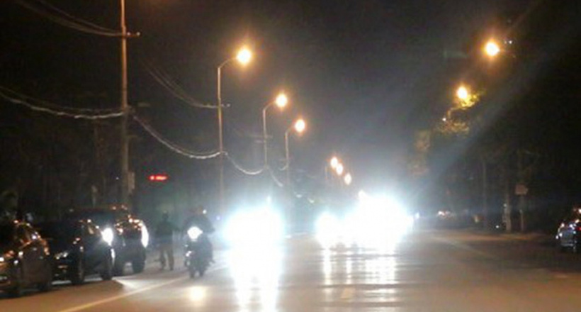 Ô tô, xe máy bật đèn pha trong thành phố bị phạt bao nhiêu tiền?