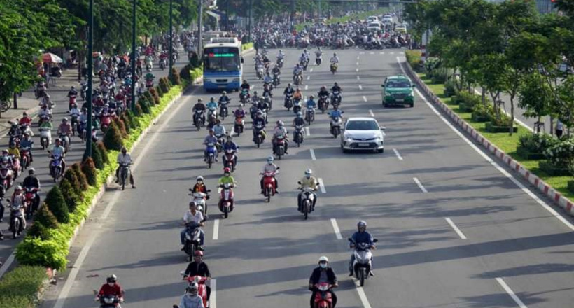 Xe máy đi sai làn đường bị xử phạt như thế nào?