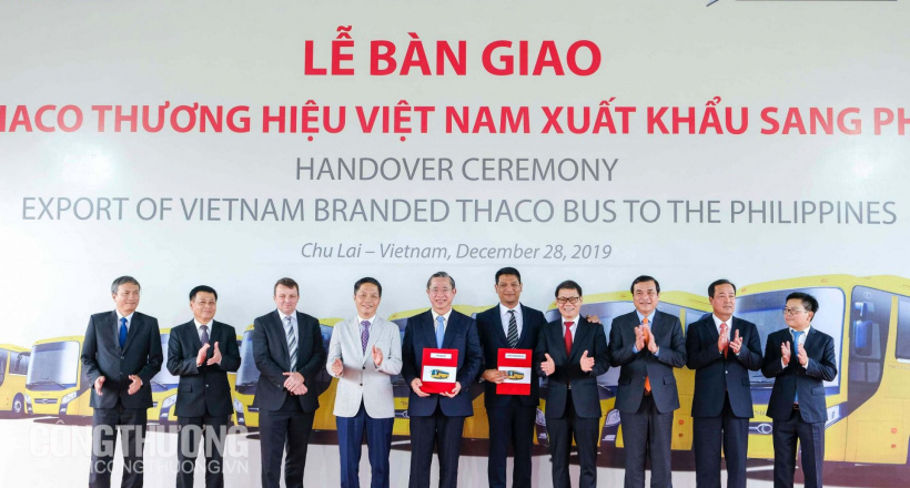 Mốc son cho ngành công nghiệp ô tô: 15 xe bus THACO xuất khẩu sang Philippines