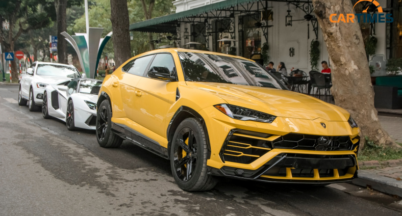 Dàn siêu xe hàng khủng dạo phố ngày 30 Tết, có cả Lamborghini Urus