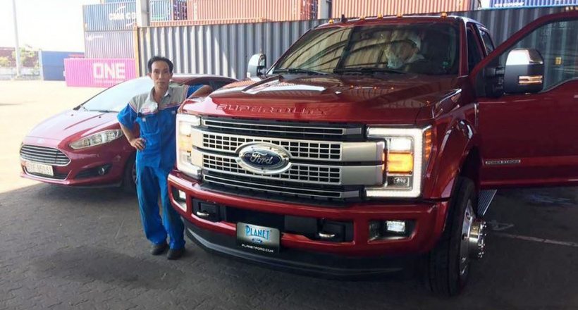 "Khủng long" Ford F-450 Super Duty cập cảng Sài Gòn, chờ dân chơi "thứ thiệt"