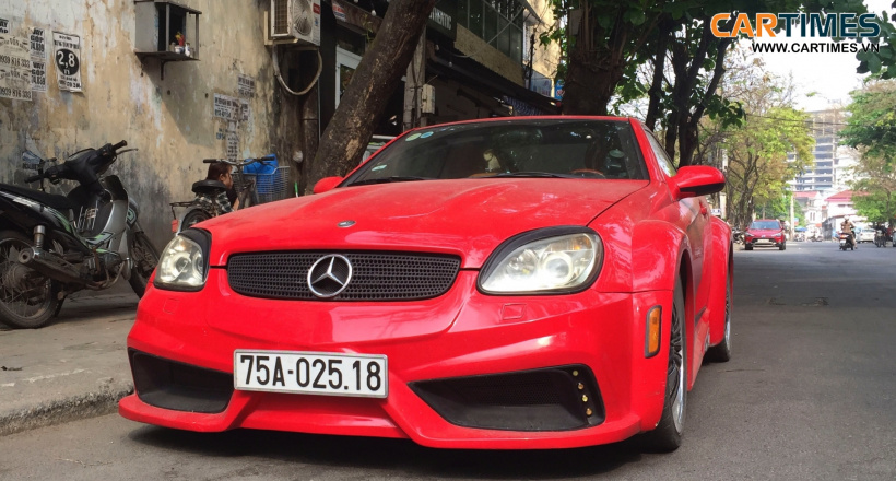 Tóm gọn "hàng độc" Mercedes-Benz SLK độ kiểu Ferrari tại Huế