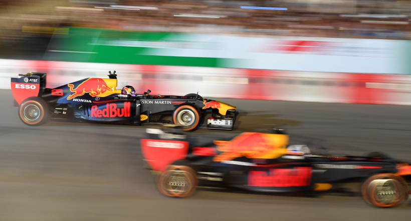 Những chiếc xe đua F1 lần đầu lăn bánh tại Hà Nội, khởi động Việt Nam Grand Prix