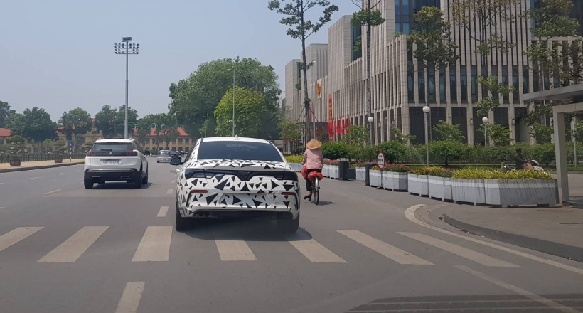 Che mà như khoe, VinFast LUX A2.0 "bị bắt gặp" đang dạo phố Hà Nội