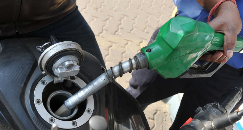Quy định không bán xăng cho người đi xe máy không đội mũ bảo hiểm