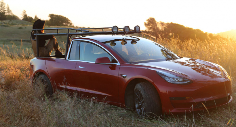 Cô gái chơi trội, "phá" Tesla Model 3 mới tinh biến thành xe bán tải chất lừ