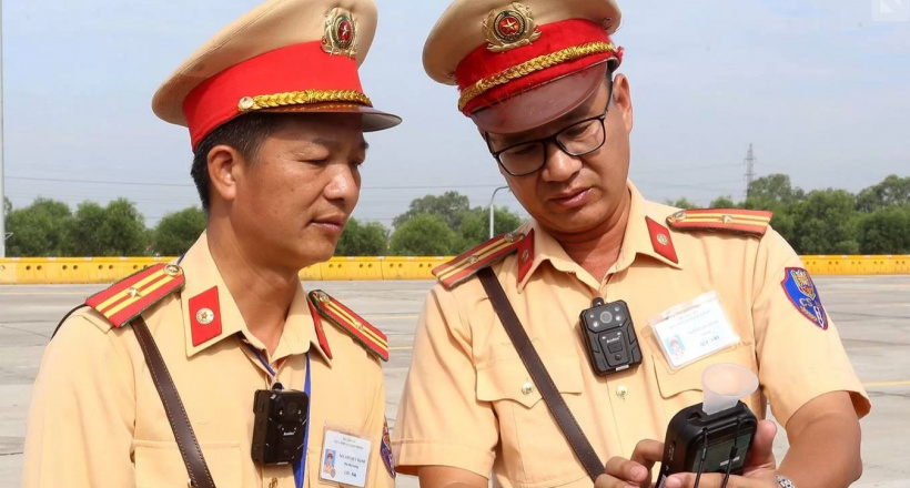 Lực lượng CSGT trang bị camera trước ngực để làm gì?