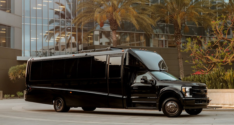 "Chuyên cơ mặt đất" Ford F550 giá 1 triệu đô có gì đặc biệt?