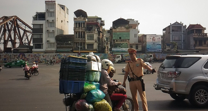 Chở hàng cồng kềnh bằng xe máy bị phạt bao nhiêu tiền?