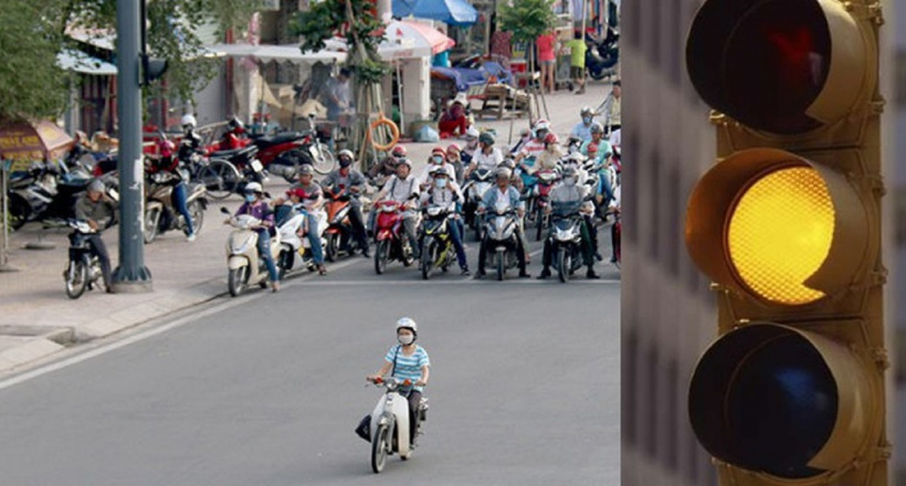 Vượt đèn vàng bị xử phạt thế nào?