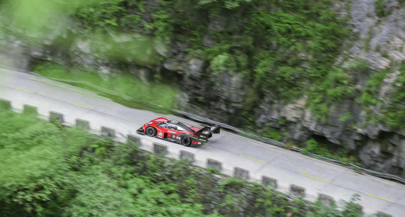 Siêu xe điện Volkswagen ID. R chinh phục 99 khúc cua tại đỉnh Thiên Môn