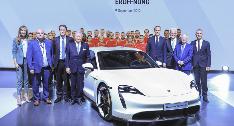 Vừa ra mắt, Porsche Taycan đã bắt đầu sản xuất thương mại với nhà máy mới