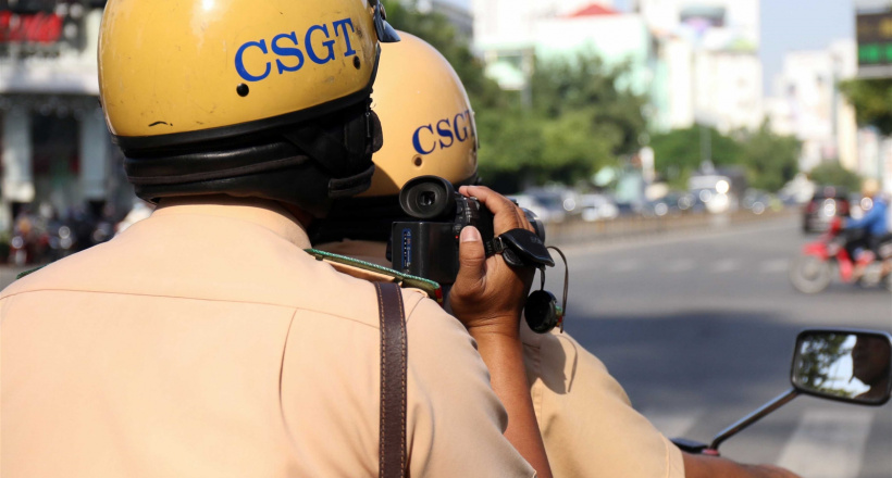 CSGT có được dùng điện thoại quay người vi phạm?