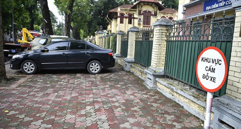 Dừng xe, đỗ xe trước cổng trụ sở cơ quan, tổ chức bị xử phạt thế nào?