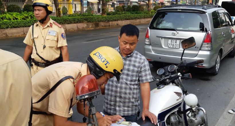 Bị CSGT giữ bằng lái xe, thi lại bằng mới có được không?