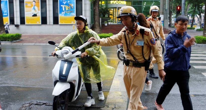 Xe mới mua chưa có biển số, đi trên đường có bị CSGT xử phạt?