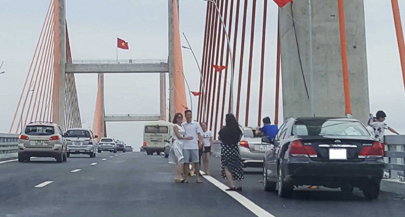 Năm 2020: Dừng, đỗ xe trên cầu bị xử phạt ra sao?