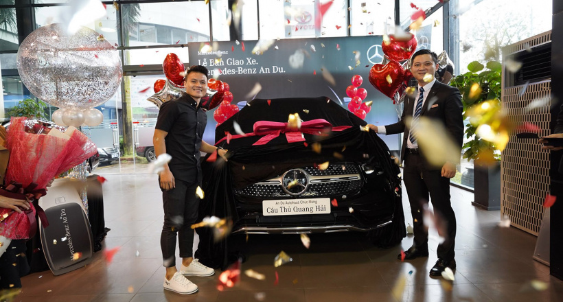 Video: Xem Quang Hải nhận xe Mercedes-Benz GLC 300 giá 2,4 tỷ đồng