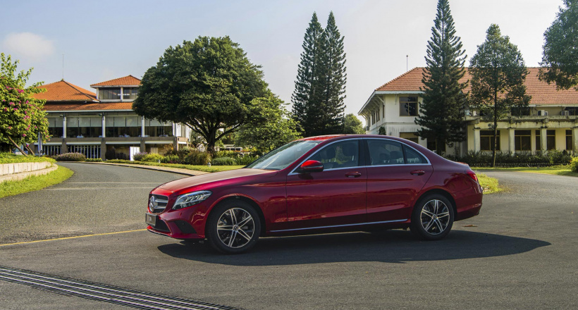 Mercedes-Benz C 180 chốt giá gần 1,4 tỷ đồng, phân khúc hạng D "toát mồ hôi"