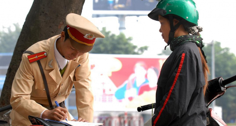 Năm 2020: Mức xử phạt lỗi không mang giấy tờ xe là bao nhiêu?