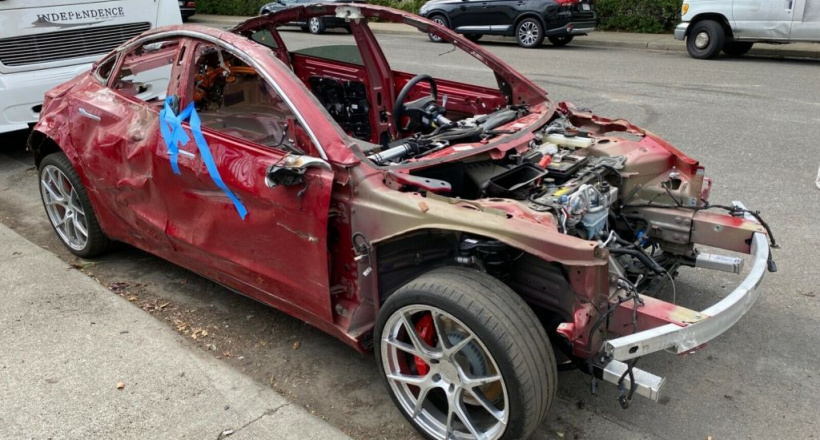 Tesla Model 3 nát bét vẫn được trả giá hơn 350 triệu