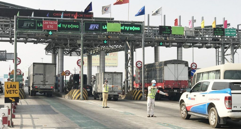 Năm 2020: Ôtô chạy vào làn xe máy tránh trạm thu phí bị xử phạt như thế nào?