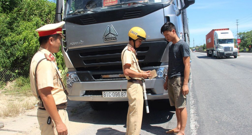 Không bắt buộc mang theo bản gốc giấy tờ xe khi tham gia giao thông