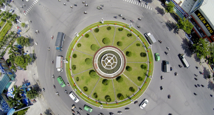 Có cần bật xi-nhan khi đi qua vòng xuyến không?