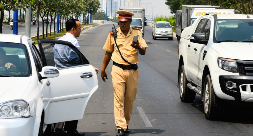 Lỗi chuyển làn đường không đúng nơi cho phép bị xử phạt bao nhiêu?