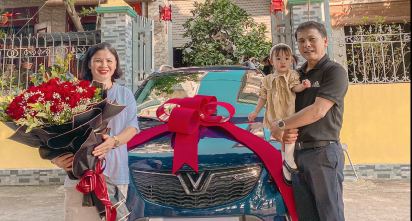 Tiền vệ Quang Hải tặng mẹ xế hộp trong ngày 20/10