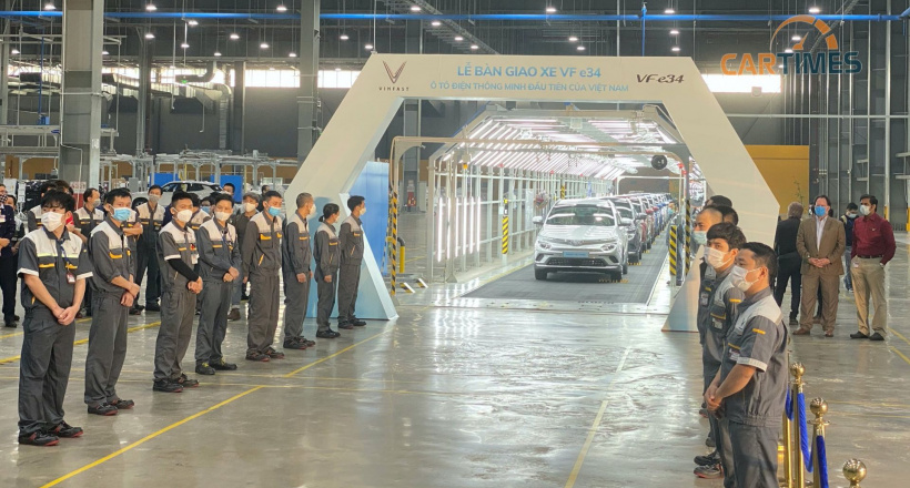 Những chiếc VinFast VF e34 đầu tiên tới tay khách hàng: miễn phí thuê pin 1 năm, tặng gói trang bị 60 triệu đồng
