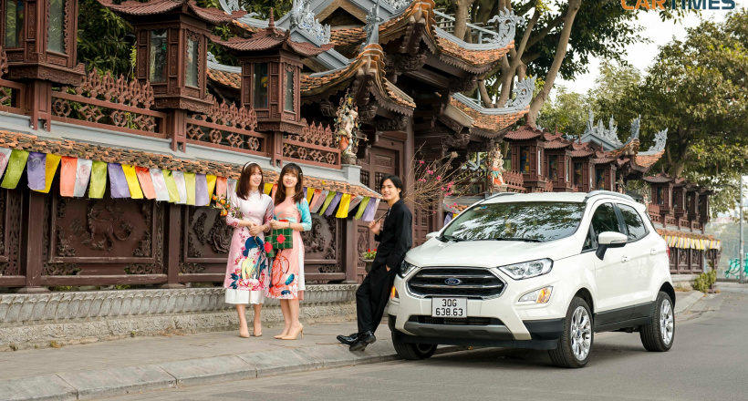 Ford EcoSport dạo phố mùa xuân bên cạnh những chiếc áo dài cách tân