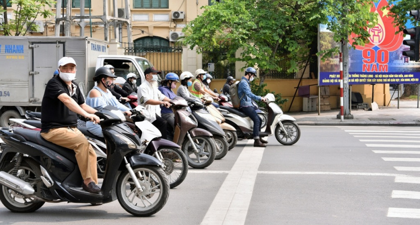 Khung hình phạt của lỗi đè vạch khi dừng đèn đỏ là bao nhiêu?