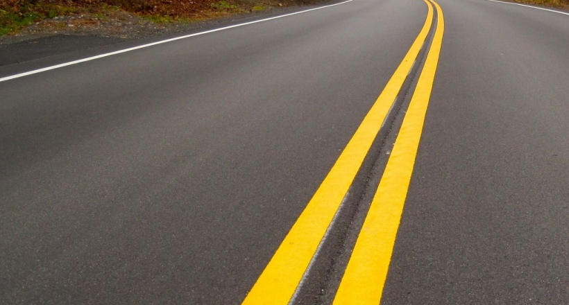 Mức xử phạt đối với lỗi đè vạch liền năm 2021 là bao nhiêu?