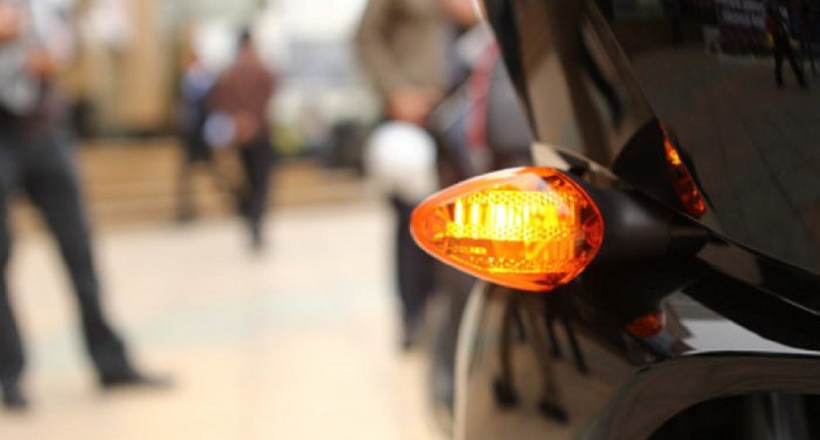 Cần bật xi nhan từ khoảng cách bao nhiêu để không bị phạt?