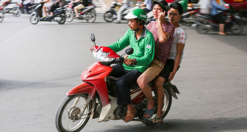 Đi xe máy chở 3 bị phạt bao nhiêu năm 2021?