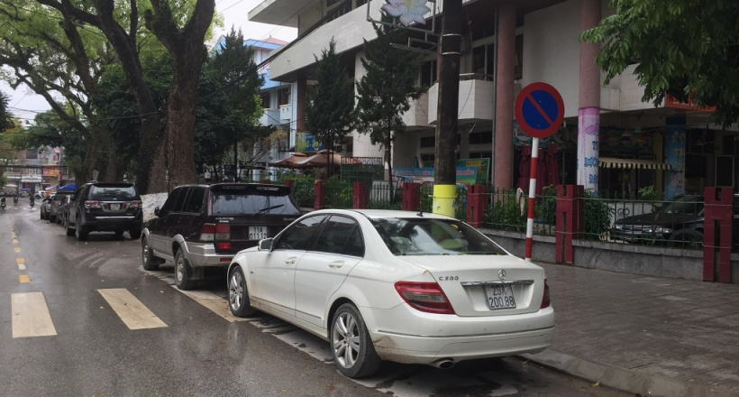 Vị trí nào không được dừng, đỗ ô tô trên đường bộ?