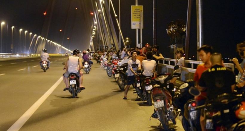 Dừng đỗ ôtô xe máy trên cầu bị xử phạt ra sao năm 2021?