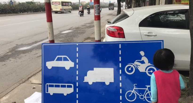 Ô tô con có được đi vào làn đường của xe khách không?