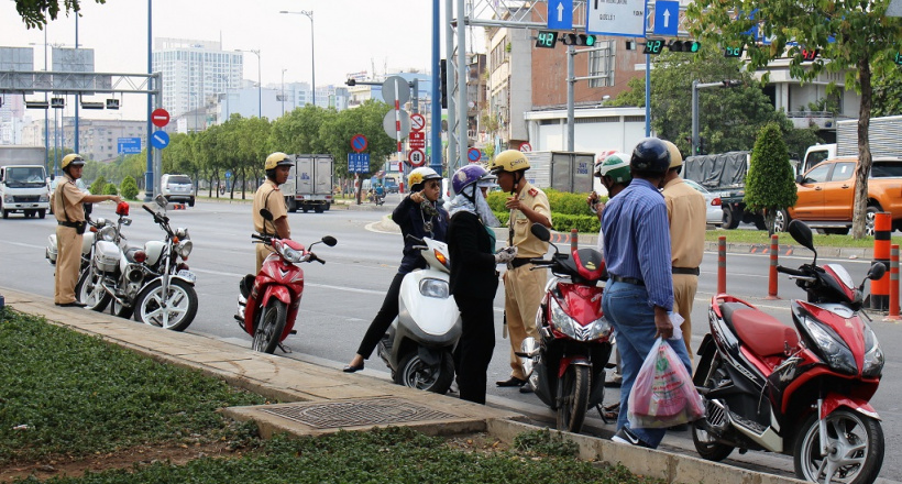 Mức phạt dừng, đỗ xe sai quy định đối với xe máy năm 2021 là bao nhiêu?