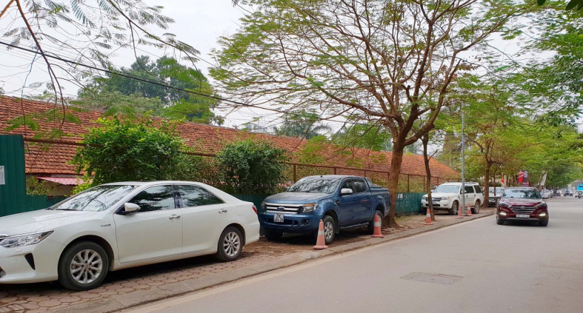 Mức phạt xe ô tô đỗ trên vỉa hè năm 2021 là bao nhiêu?