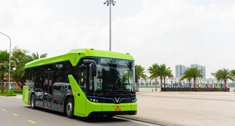 Tận mắt xem xe buýt điện VinBus chính thức vận hành tại Việt Nam