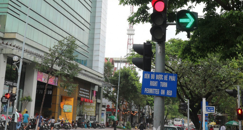 Rẽ phải khi đèn đỏ bật sáng có bị phạt không?