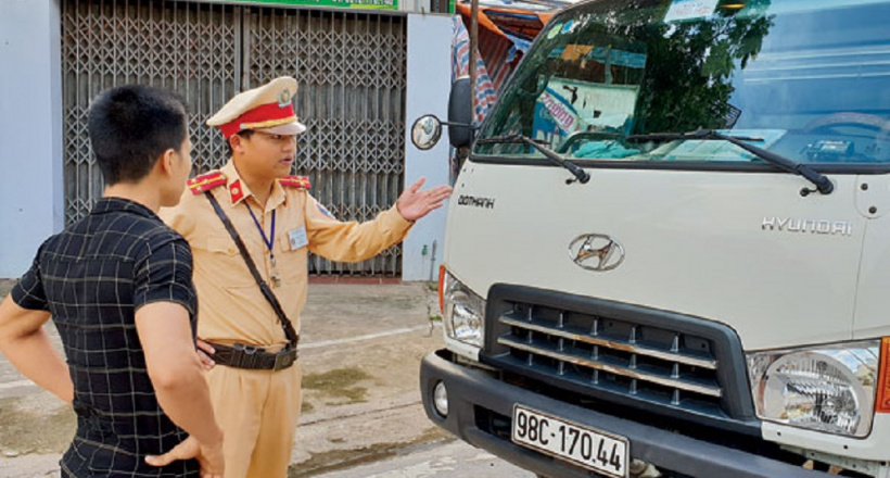 Lỗi xe không dán phù hiệu khi lưu thông phạt bao nhiêu tiền?