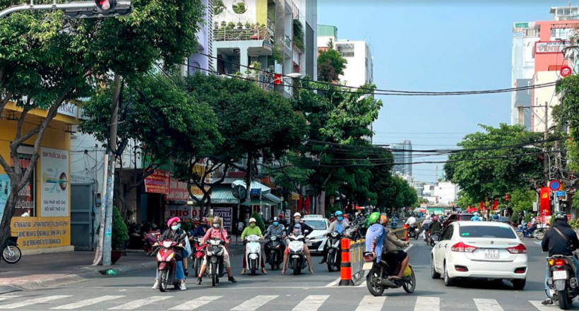 Dừng chờ đèn đỏ sai vị trí để tránh nắng bị xử phạt như thế nào?