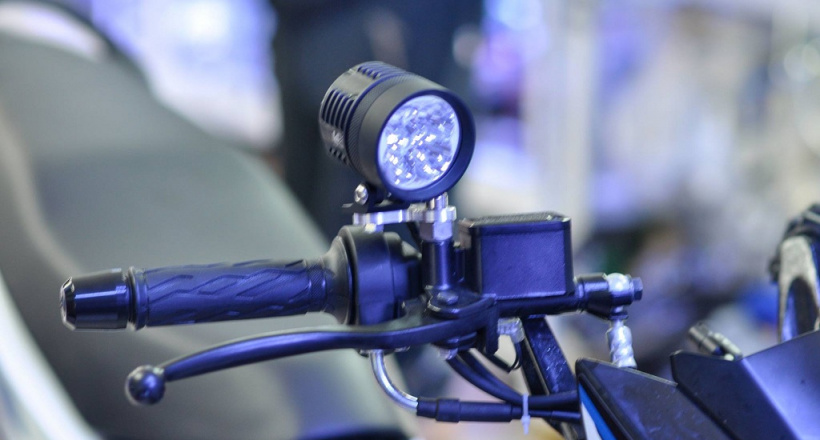 Lắp thêm đèn chiếu sáng cho xe máy có bị xử phạt không?