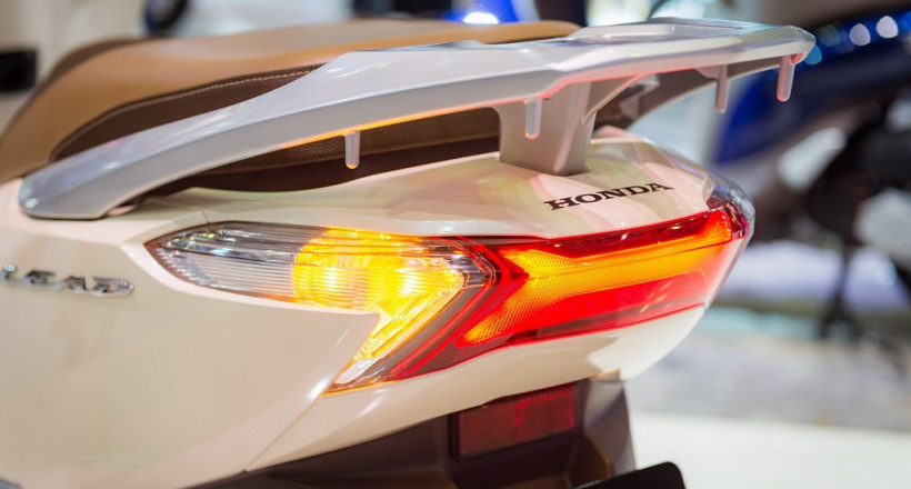 Phải xi nhan xin đường trước bao nhiêu mét?