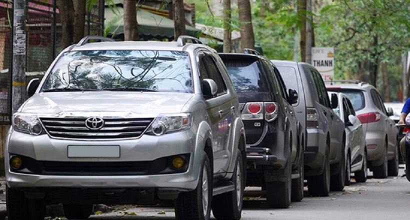 Đỗ xe ô tô chắn trước cửa nhà người khác có bị xử phạt?