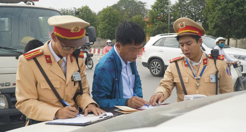 Sử dụng giấy phép lái xe ô tô hết hạn bị xử phạt như thế nào trong năm 2022?